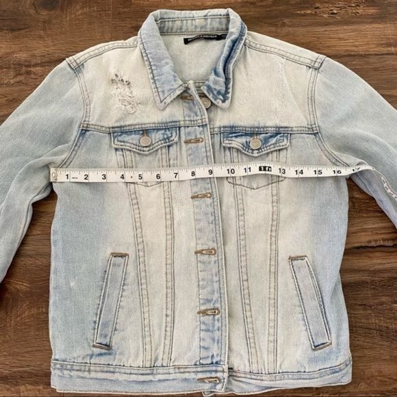 BRANDY MELVILLE Boxy Distressed Faded Denim jacket in Vintage Blue wash Sz S EUC - Picture 13 of 14